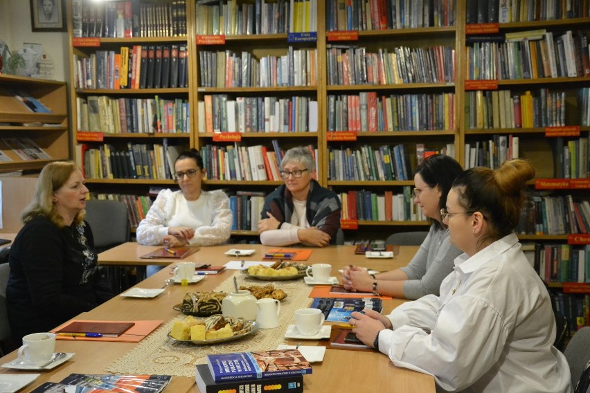 W lipnowskiej bibliotece spotkały się bibliotekarki z powiatu, by wymienić się doświadczeniami