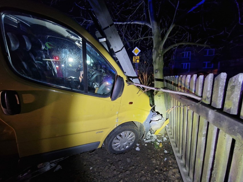 Wypadek pod Krakowem. W sylwestra w gminie Krzeszowice bus wypadł z drogi i uderzył w słup