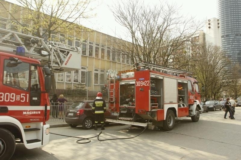 Wrocław: Pożar w szkole przy ul. Trwałej (ZDJĘCIA)