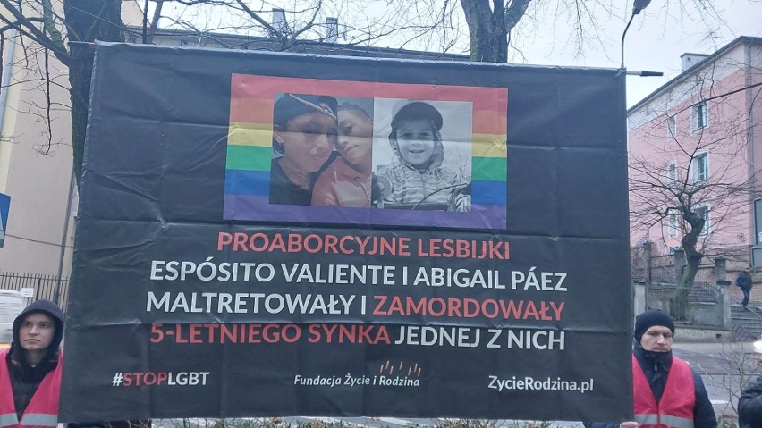 "Prawda o LGBT znowu pod Zamoyem". Działacze pro-life pikietowali pod II LO w Lublinie