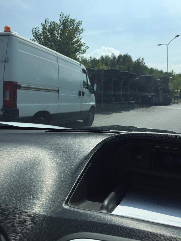 Wypadek w Rudzie Śląskiej: Przewróciła się ciężarówka [ZDJĘCIA]