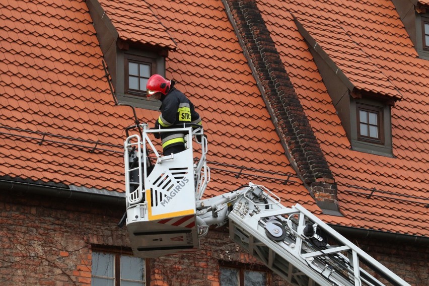 Silny wiatr we Wrocławiu. Złamana antena na dachu Arsenału