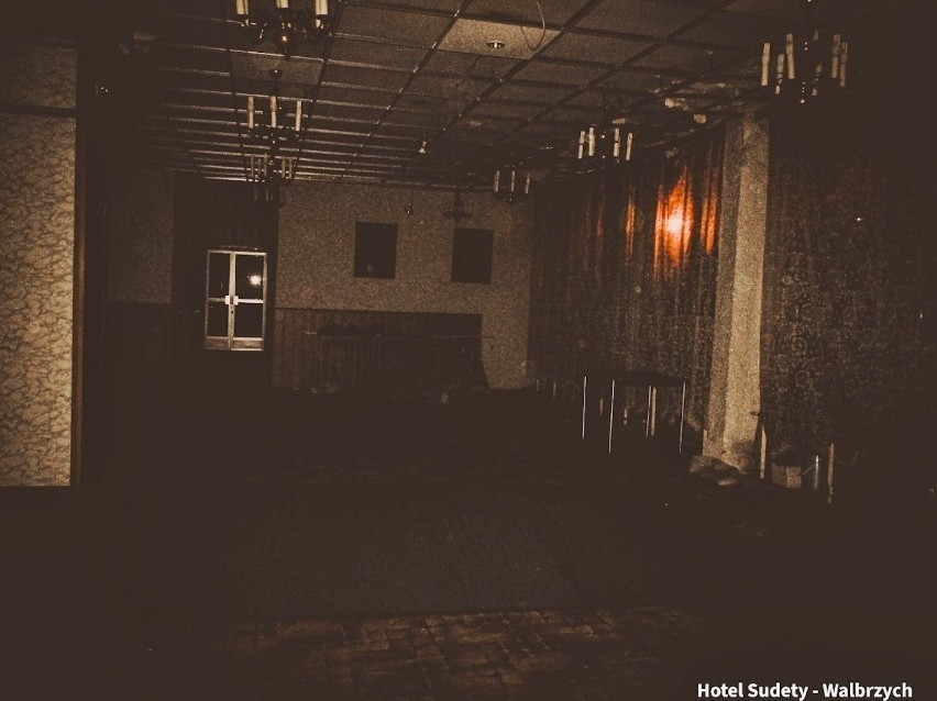 Zdjęcia wnętrz opuszczonego hotelu Sudety w Wałbrzychu