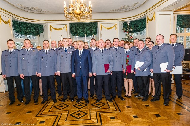 Prezydent Białegostoku Tadeusz Truskolaski przyznał nagrody pieniężne białostockim policjantom