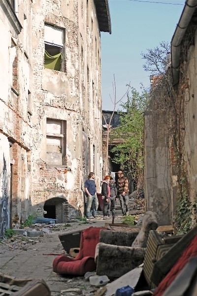 Kilkunastu anarchistów przyszło w piątek rano na ul. Podgórze, by bronić lokatorów niszczejącego budynku przed eksmisją.