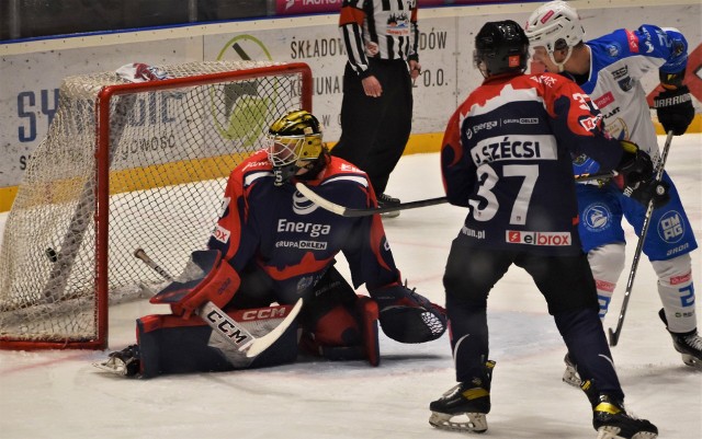 Drugi ćwierćfinał hokejowego play-off: Tauron/Re-Plast Unia Oświęcim - Energa Toruń 4:0. Na zdjęciu: Pawło Padakin zdobywa pierwszego gola dla oświęcimian.