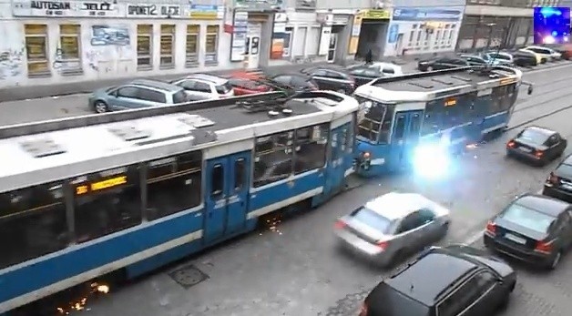 Wrocław: Tramwaj jedzie ulicą Kościuszki, aż iskry lecą [FILM]