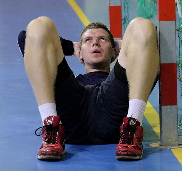 Bartłomiej Neroj ma w swym dorobku między innymi tytuł mistrza świata juniorów z 2003 r. Władze PZPS były jednak nieczułe na dawne zasługi. Za bójkę na boisku zdyskwalifikowały zawodnika na pięć meczów.