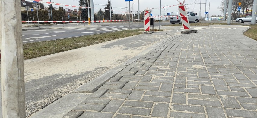 Zapadła się część chodnika i ścieżki rowerowej na ul. Choiny w Lublinie. Przy drodze wyremontowanej półtora roku temu