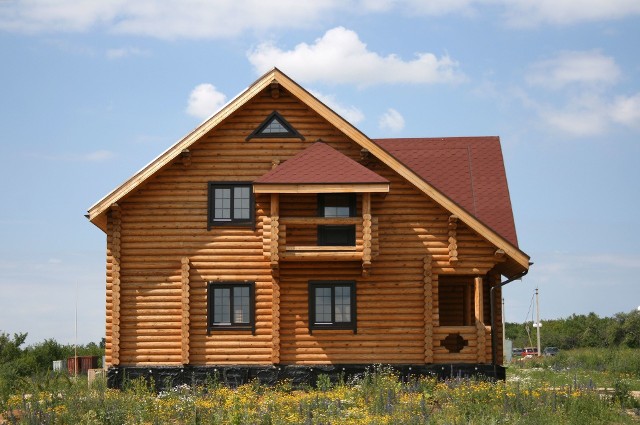 Domy z drewna mogą wyglądać jak klasyczne domy z bala, ale są też w stanie do złudzenia przypominać budynki murowane.