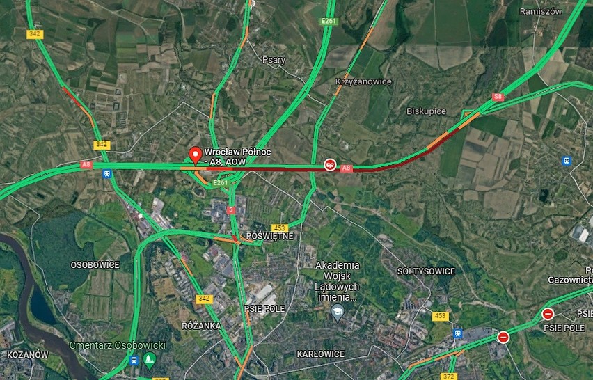 Obwodnica Wrocławia zablokowana po wypadku. Wielkie bale drewniane na jezdni, usuwanie może trwać kilka godzin