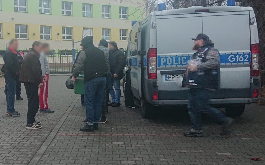 Krakowscy policjanci pomagali bezdomnym [ZDJĘCIA]