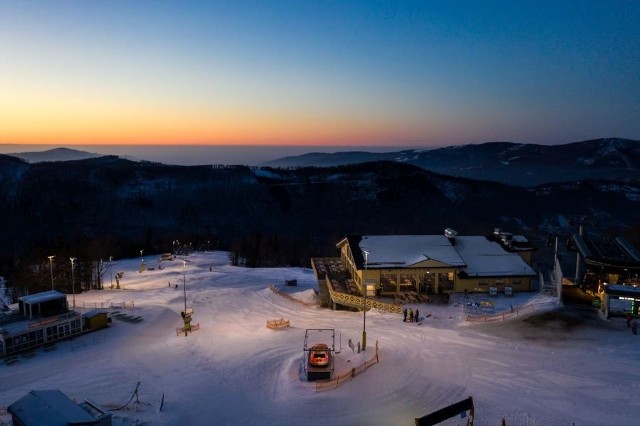 Szczyrk. Zabierz swoją ukochaną osobę do gwiazd – na wysokości 1000 m n.p.m. będzie do nich już naprawdę blisko.Restauracja Kuflonka zaprasza na romantyczną kolację z 5 daniowym menu przy blasku świec i w otoczeniu beskidzkich szczytów. Jest to idealna okazja, aby wyrazić swoje uczucie w niezwykłym otoczeniu i przeżyć razem romantyczne chwile. Oferta jest limitowana i dostępna tylko w Walentynki.