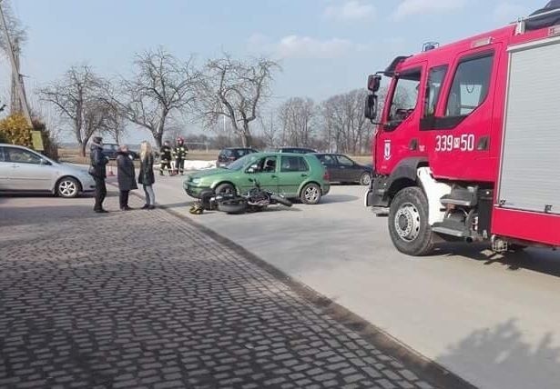 Wypadek w Lisowie, osobówka zderzyła się z motocyklem.