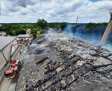 Pożar dachu budynku po stacji PKP w Gubinie. W akcji gaśniczej brało udział aż 16 zastępów straży pożarnej