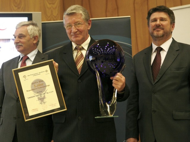 Od lewej: Mieczysław Łagowski, prezes Izby Przemysłowo-Handlowej, Mieczysław Lis, członek zarządu Uniserv Jarosław i Bogdan Rzońca, wicemarszałek podkarpacki.