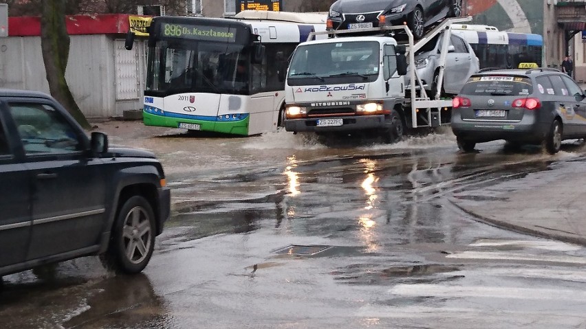 Awaria wodociągu. Pod autobusem zapadł się asfalt [zdjęcia]