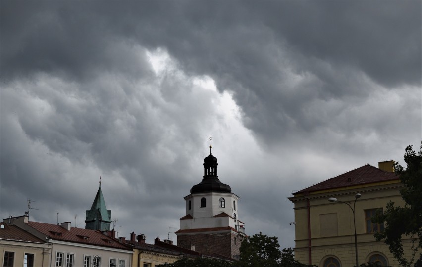 Ulewa nad Lublinem. Możliwe są też gwałtowne burze. IMGW wydał ostrzeżenie (WIDEO)