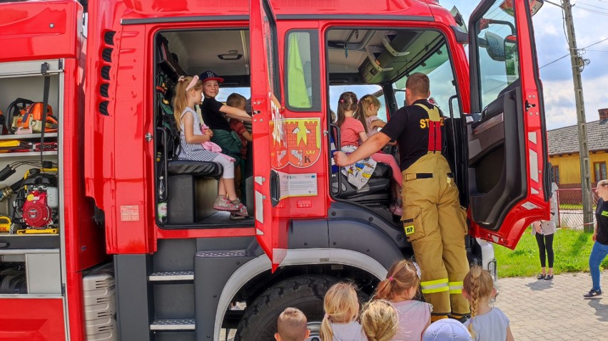 Przedszkolaki z Czarncy odwiedziły swoich strażaków ochotników. Były zachwycone! Zobaczcie zdjęcia