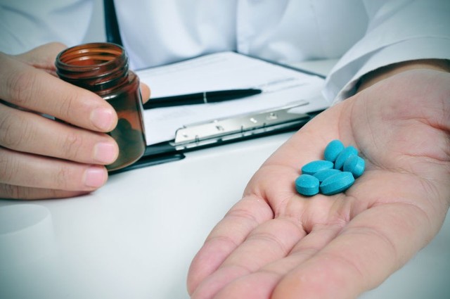 Leki na erekcję kojarzą się przede wszystkim z niebieską tabletką.
