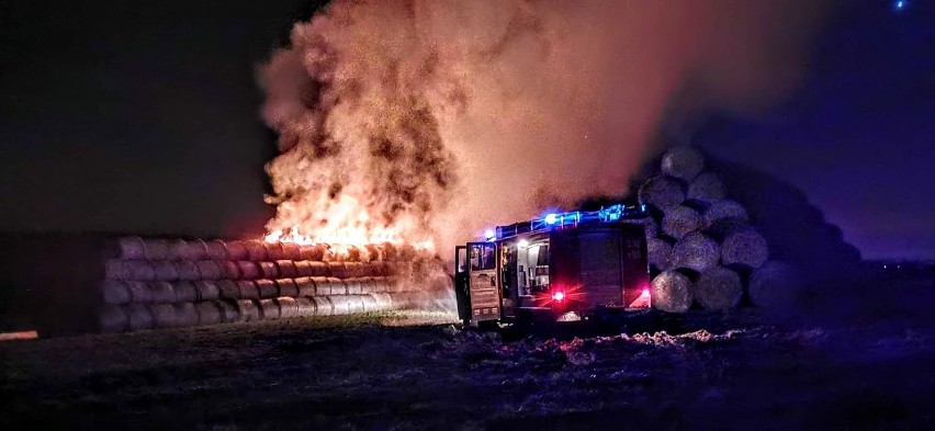 Pożar słomy trwał prawie 9 godzin. Gasiło go 58 strażaków