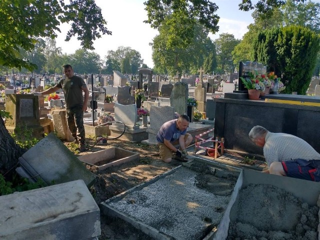 Prace przy odnowie zabytkowych nagrobków na cmentarzu parafialnym