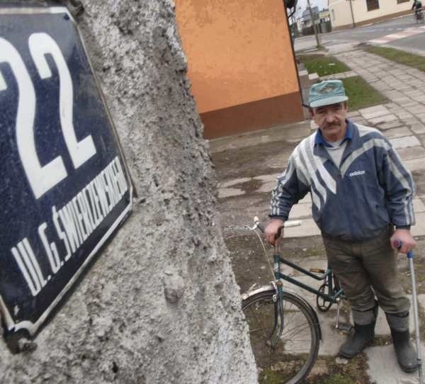 - Mieszkam tu 50 lat i nazwa ulicy mi nie przeszkadza - mówi Jan Jakubowski z ul. Świerczewskiego w Boleszkowicach