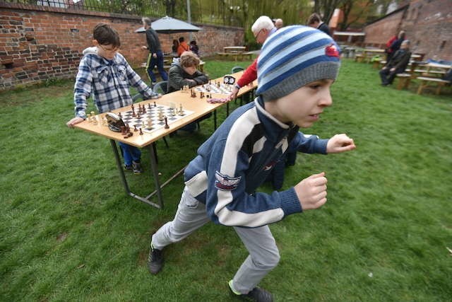 Pierwszy toruński turniej szachów bieganych w ramach Festiwalu Nauki i Sztuki, odbył się na placu zabaw Piernikowe Miasteczko. Zawodnicy po każdym ruchu musieli biec do muru i z powrotem do szachownicy.