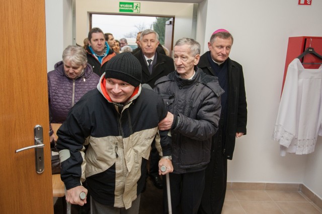 Na otwarciu Warsztatów Terapii Zajęciowej w Sycewicach pojawili się mieszkańcy oraz władze świeckie i kościelne