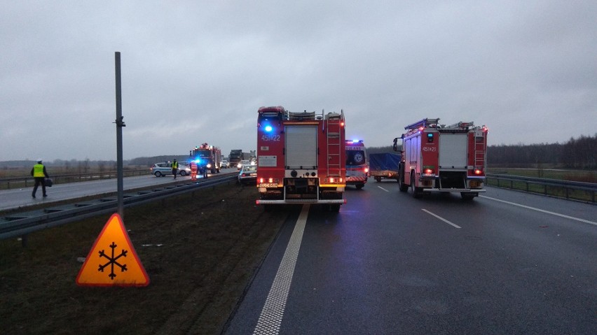 Śmiertelny wypadek na A2 w Łódzkiem. Kierowca samochodu osobowego potrącony przez autokar. Autostrada zablokowana [ZDJĘCIA]