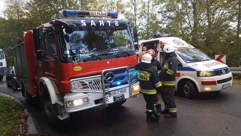 Rozbite auta zablokowały drogę w dolinie Popradu. Trzy osoby zostały ranne