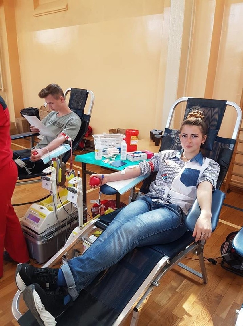 Uczennice ZSP nr 1 nr 1 w Kluczborku podczas oddawania krwi....