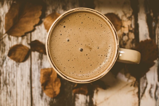 Kawa pobudza, bowiem kofeina, teobramina o teofilina znajdujące się w kawie stymulują centralny układ nerwowy, który działa sprawniej. Przyspieszone zostają procesy myślowe, przyspieszony zostaje przepływ impulsów elektrycznych w mózgu. Dzięki temu zwiększa się pamięć krótkotrwała i czasowo koncentracja. Organizm reaguje w ten sposób już po około 15 minutach po wypiciu kawy i utrzymuje się - w zależności od ilości i jakości wypitej kawy - od 3 do więcej godzin. Stąd, kawa to napój, po który chętnie sięgamy, by pobudzić się do działania. Czym możemy zastąpić kawę, jeśli nie możemy jej pić ze względów zdrowotnych? Oto kilka propozycji...Zobacz pięć napojów, które uznawane są za najpopularniejsze zamienniki kawy ►►►