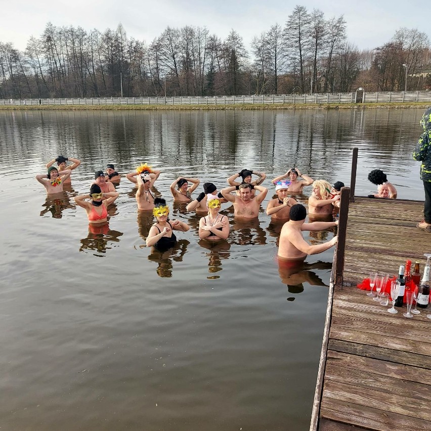 Sędziszowskie morsy powitały Nowy Rok 2024 lodowatą kąpielą...
