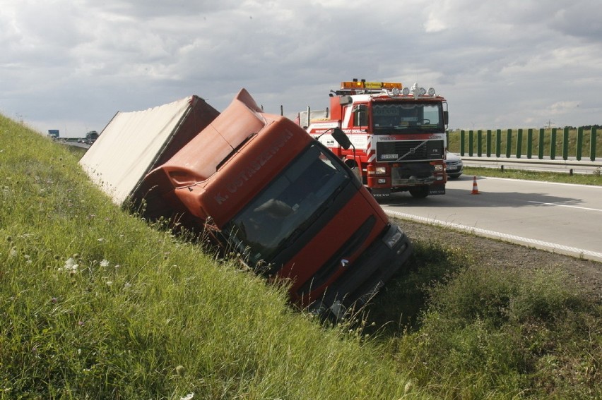Wypadek na A4. Ciężarówka przewróciła się za Legnickim Polem. Uwaga na utrudnienia