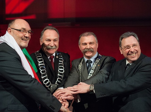 Porozumienie gmin Sulechowa i Fürstenwalde podpisali burmistrzowie Roman Rakowski i Hans-Urlich Hengst oraz przewodniczący rad Jan Rerus i Jürgen Teichmann. 