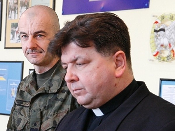 Kapelana Krzysztofa Pietrzniaka (z prawej) żegnał m.in. dowódca "siedemnastej&#8221;: gen. bryg. Rajmund T. Andrzejczak.