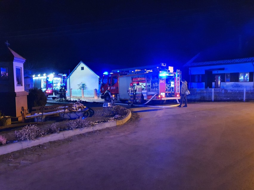 Pożar kotłowni w domu w Suchorzowie, w gminie Baranów Sandomierski. W akcji cztery zastępy straży pożarnej (ZDJĘCIA)