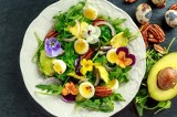 Wiosenne i letnie sałatki, które zawsze warto przygotować. Zobacz przepisy