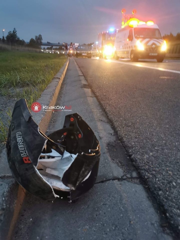 Kraków. Wypadek na A4. Motocyklista uderzył w bariery. Śmigłowiec w akcji, bardzo duże utrudnienia w ruchu