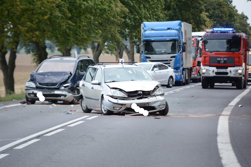 Zderzenie trzech aut osobowych oraz motocykla w okolicach...