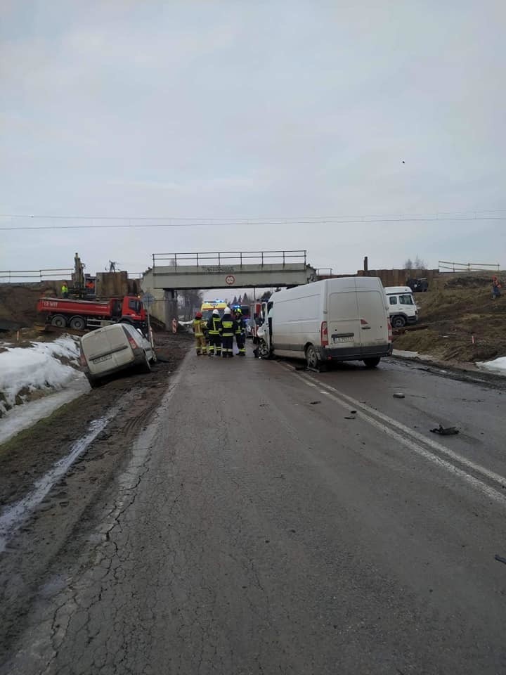 Czyżew. Wypadek zablokował dk 63. Dwie osoby trafiły do szpitala