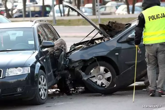 Do wypadku doszło na skrzyżowaniu Alei Jana Pawła II oraz ulic Popiełuszki i Staszica w Stalowej Woli