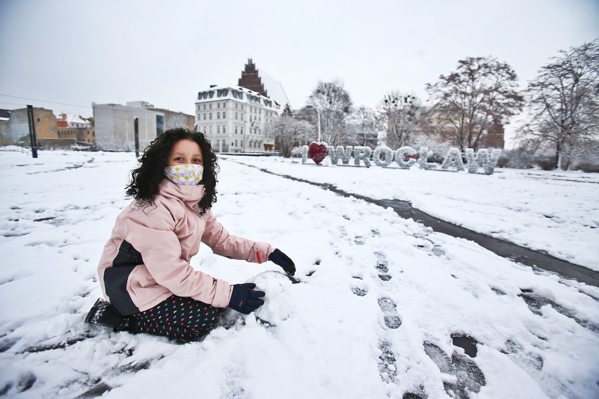 Dzisiaj na placu Wolności ośmioletnia Livia z Brazylii po...