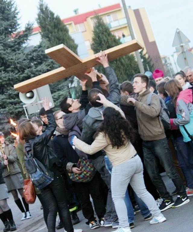 Światowym Dniom Młodzieży towarzyszą: drewniany krzyż (na zdj. z drogi Krzyżowej) i obraz Matki Boskiej