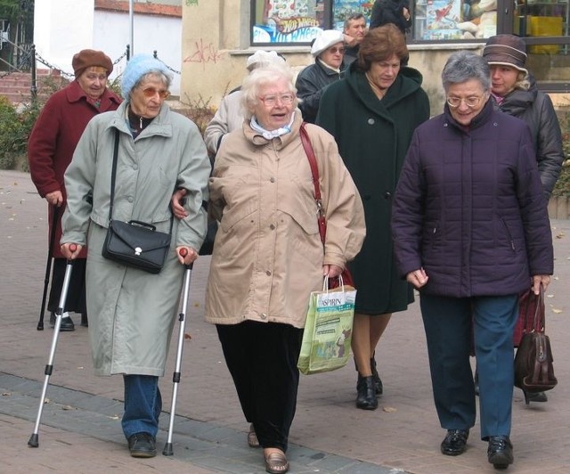 Coroczne obchody Dnia Białej Laski poprzedziła msza święta w intencji osób niewidomych i niedowidzących w tarnobrzeskim kościele o. Dominikanów. (Druga od lewej) Halina Lisowska, prezes koła Polskiego Związku Nie-widomych w Tarnobrzegu.