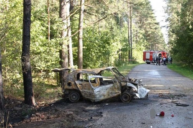 33-latek uderzył w drzewo na drodze Radziwiłłówka - Mielnik. Renault clio zaczęło płonąć. Kierowcy nie udało się uratować.