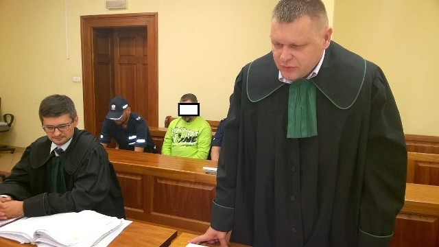 Jacek C. (w środku) usłyszał wyrok w tej samej sprawie już po raz trzeci.