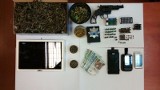 Narkotyki, broń i legitymacja policyjna w domu w Kielcach. Zatrzymani dwaj 21-latkowie i nastolatka 