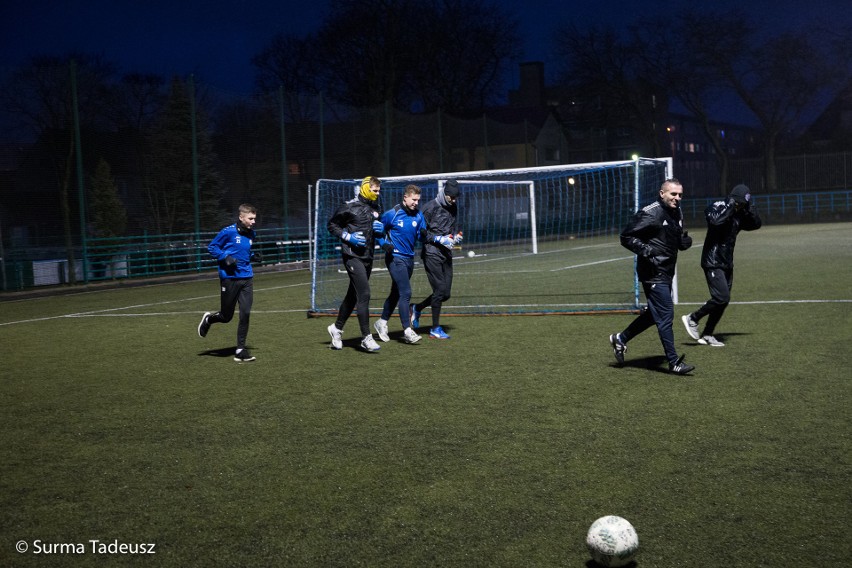 Piłkarze Błękitnych Stargard trenują na stadionie przy ulicy...